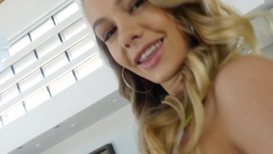 GirlCum.com: Naomi Swann squirting